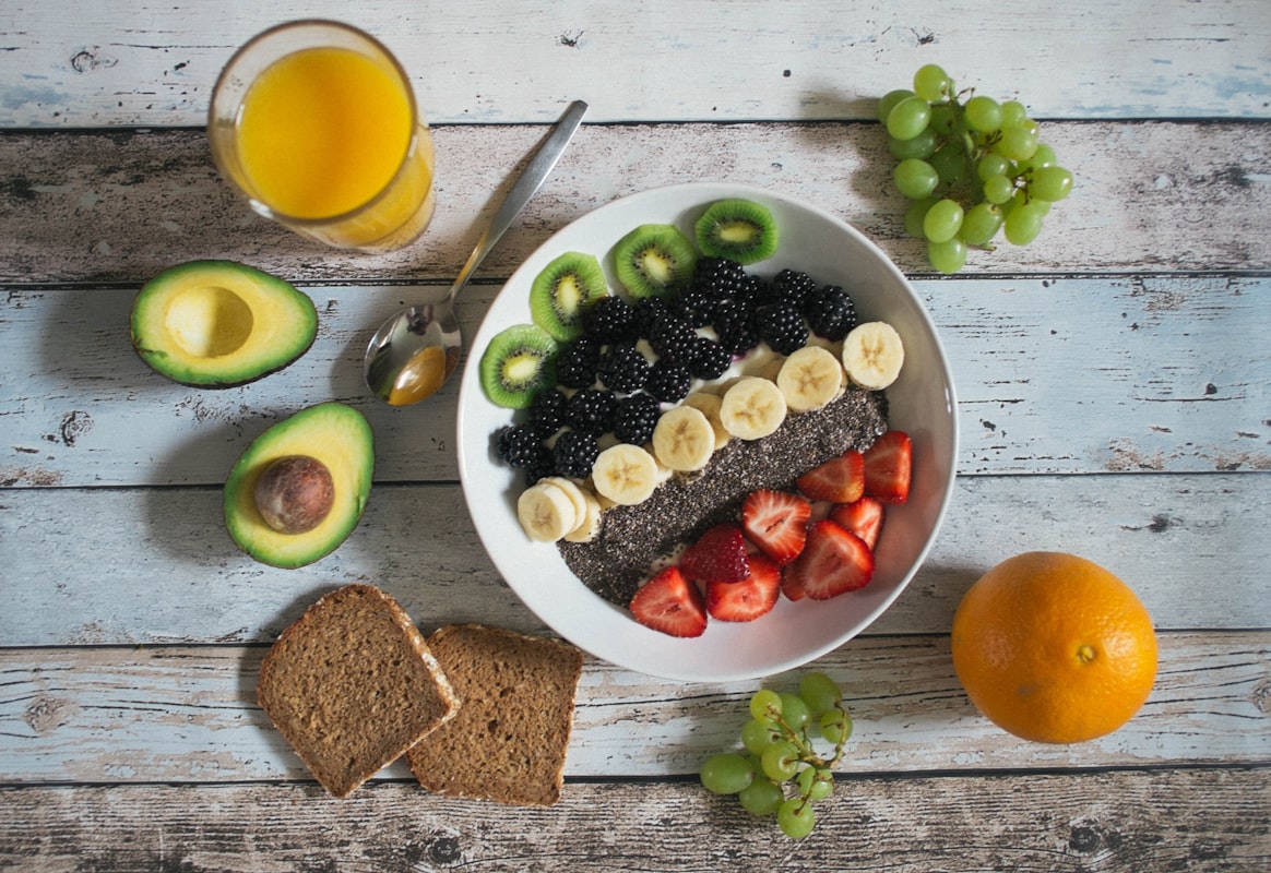 Balanced meal with vegetables and whole grains